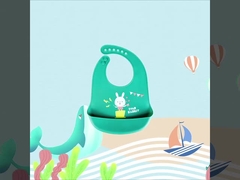 赤ちゃんに餌を与えるビブ